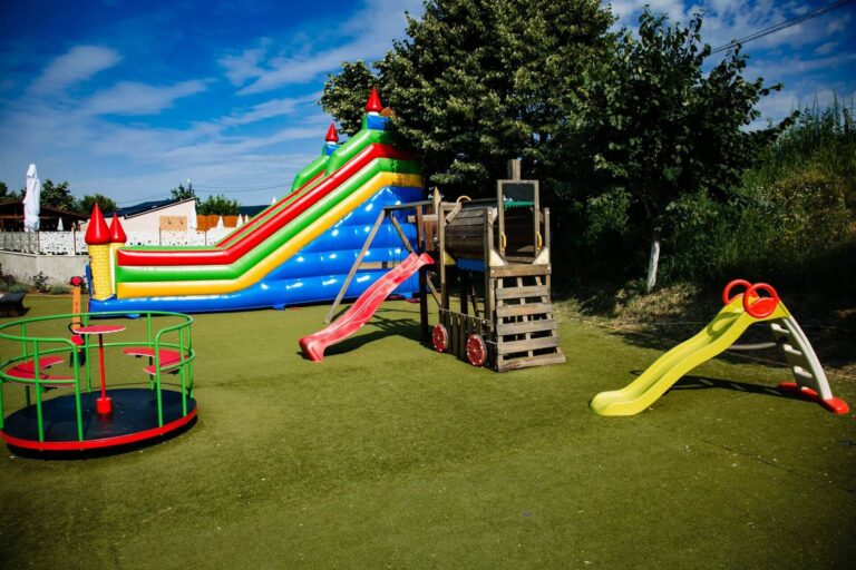 loc joaca ansamblu tobogane carusel trenulet e1563662083188 768x512